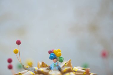 Minyatür insanlar: balon stand Altın Yay kayan ile tutarak amca. Mutlu Noeller ve mutlu yeni yıl kavramı.