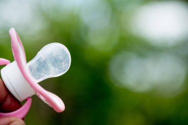 Pembe Bebek emziği oyuncak Doğa arka plan mankenle uyku için