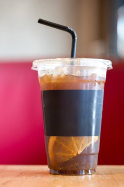 Ahşap masa üzerinde portakal dilim ile buzlu kahve