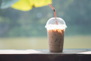 Buzlu kahve doğa arka plan ile kahve fincan