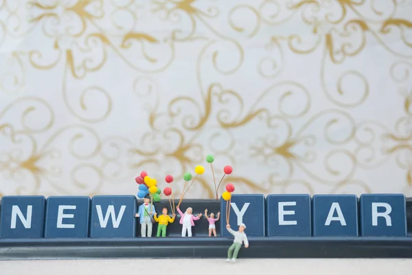 Miniatyr Grupp Lyckliga Familjen Hålla Ballonger Med Nyår Bakgrund Selektivt — Stockfoto
