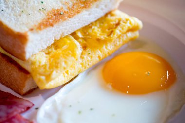 Kahvaltı tost ve kızarmış sarısı sarı yumurta ile kapatın. Kahvaltı konsepti