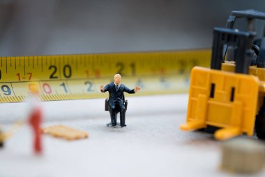 Minyatür işadamı kontrol dağıtım depo fabrika ürünleri mal taşıyan. Kargo ve nakliye kavramı