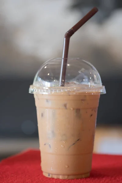 Iced Koffie Rode Tabelachtergrond Mokka Kopje Eten Drinken Concept — Stockfoto