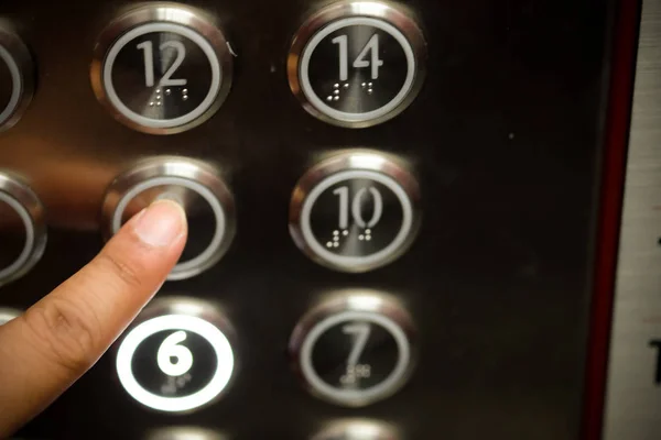 클로즈업 엘리베이터에 버튼을 누르면 — 스톡 사진