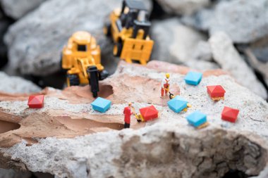 Minyatür insanlar: alt takım için taşıma araçları erzakla veya şantiye, inşaat kavramı ev inşa