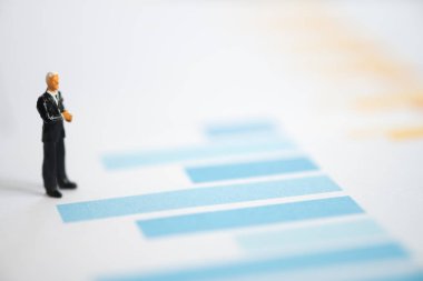 Minyatür bir grafik grafik finansal duran işadamları rakamlar. Strateji kavramı ve iş kavramı