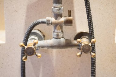 Retro Bataryası bronz otelin banyoda