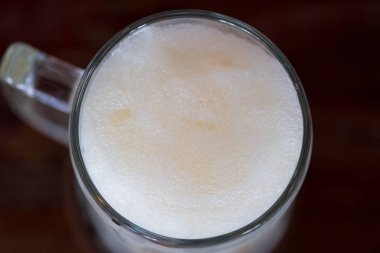 Taze ve iştah açıcı bir bardak bira köpük tam görünümünü kapat