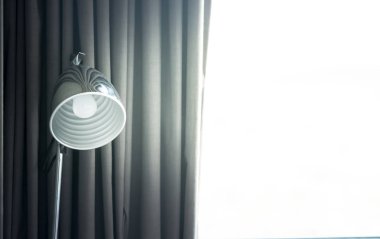 Masa lambası gri gölge ile. Oda güzel dekor.