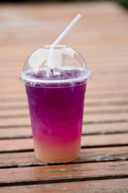 Taze buz mor kelebek bezelye çiçeği çayı açık cam