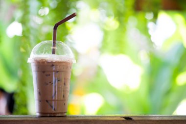 Buzlu kahve mocha doğa arka plan ile paket servisi olan restoran Kupası