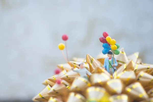 Мініатюрні Людей Займають Балона Авторитетом Золотий Лук Різдвом Новим Роком — стокове фото