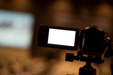 Video kamera kayıt seyirci toplantı salonu seminer etkinlik ayarlayın. Gazetecilik sanayi veya haber muhabiri kavramı