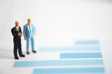 Minyatür insanlar işadamları olarak arka plan stratejisi kavramı ve iş kavramı kopya alanı ile performans ile grafik üzerinde duran analiz.