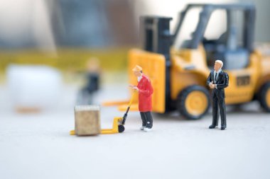 Minyatür iş adamı dağıtım depo fabrika ürünleri mal taşıyan işçilerin bak. Kargo ve nakliye kavramı