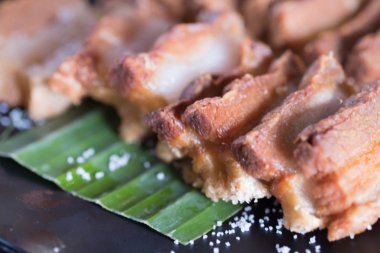 Kızarmış domuz eti ile dilim muz yaprağı, Tay tarzı yemek tuzlu