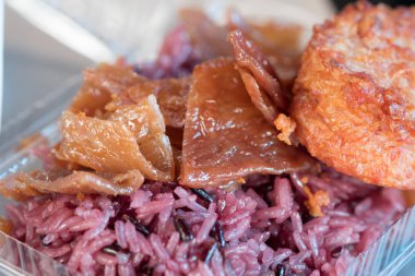 Kızarmış domuz eti ve siyah yapışkan pirinç olduğunu bir fast food kahvaltı etmek isteyenler için