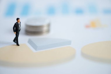 Minyatür insanlar ayakta ve yazdırılan analiz pasta grafik veya grafik üzerinde düşünme işadamları ile