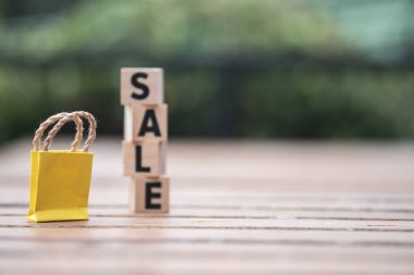Tahta bloklar word satış ve minyatür Kağıt alışveriş çantası ile. Alışveriş kavramı