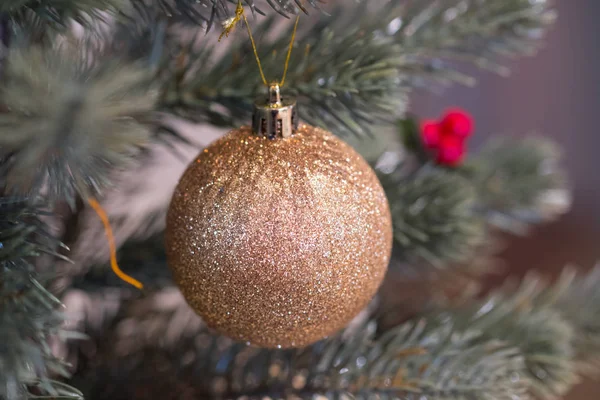 Gouden Kerst Ornamenten Opknoping Van Kerstboom — Stockfoto