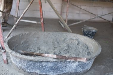 Kova çimento karışımı ile malzemeleri şantiye. tuğla, taş, harç, kum