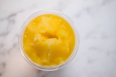 Turuncu meyve smoothies. Sağlıklı yaz tatile iç