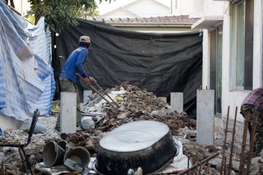 İnşaat işçileri yeni ev inşaat sahasında
