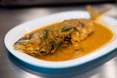 Kızarmış balık kırmızı köri ile beyaz tabak, Tayland Gıda yapıştırın