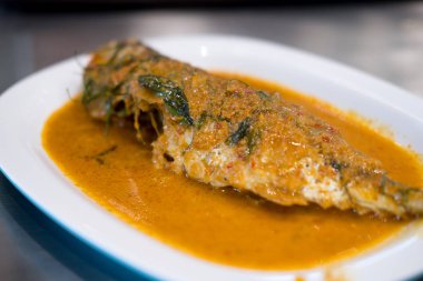 Kızarmış balık kırmızı köri ile beyaz tabak, Tayland Gıda yapıştırın