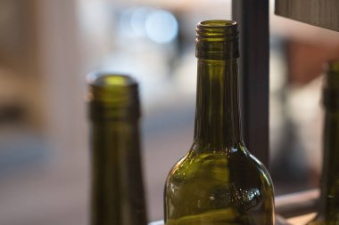 Bir şarap deposunda şarap şişeleri kadar kapatın