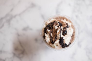 Kırbaç krem ve cam, üstten görünüm çikolata sosu