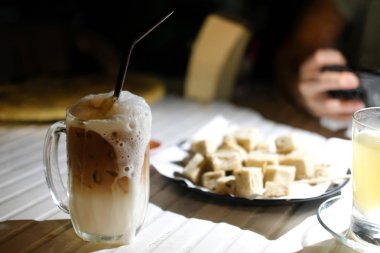 Tay çay veya buzlu çay balık yapılan Keropok gelir ile hizmet süt