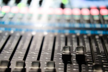 Bir ses karıştırma müzik endüstrisi uzmanları tarafından kullanılan yönetim kurulu.