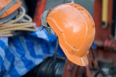 İnşaat alanında, üretim tesisi veya bir inşaat alanında çalışan insanlar için öğle yemeği zaman kavramı turuncu kask