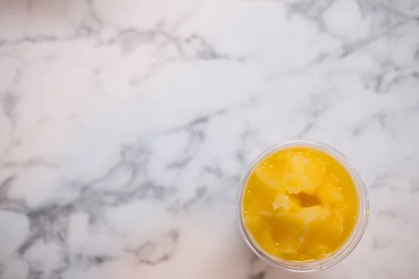 新鲜橙汁冰沙 专注于一杯果汁 — 图库照片