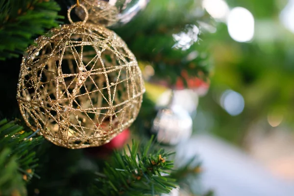 Una Bola Oro Navidad Cuelga Árbol Navidad —  Fotos de Stock