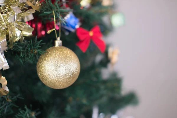Eine Goldene Weihnachtskugel Hängt Weihnachtsbaum — Stockfoto