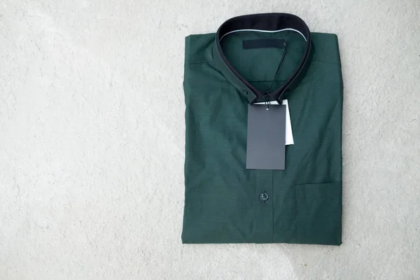 Primer Plano Camisa Verde Hombre Con Etiqueta Precio —  Fotos de Stock