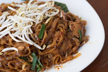 Korat'ın karıştırın kızarmış şehriye beyaz tabak, Tayland Gıda