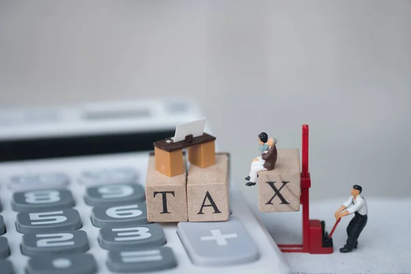 Miniaturowe Osób Biznesmen Siedzieć Drewno Słowo Postawiony Kalkulator Podatku Zapłacić — Zdjęcie stockowe