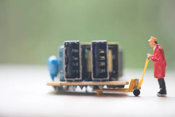 Trabalhadores Miniatura Reparar Usb Conceito Fixação Hardware Eletrônico Indústria Computação — Fotografia de Stock