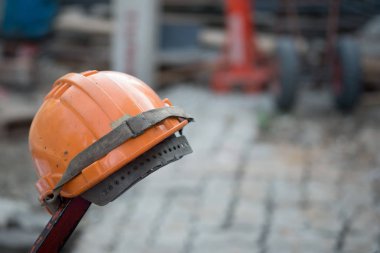 İnşaat alanında, üretim tesisi veya bir inşaat alanında çalışan insanlar için öğle yemeği zaman kavramı turuncu kask