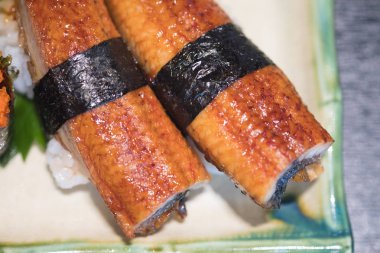 Unagi füme yılan balığı suşi. Japon mutfağının güzel bir yemek üzerinde. Diyet yiyecek. Enfes bir Japon çanak.