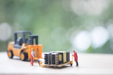 Minyatür çalışan işçiler, USB onarım için hareket. Elektronik donanım ve bilgisayar endüstrisi sabitleme kavramı.