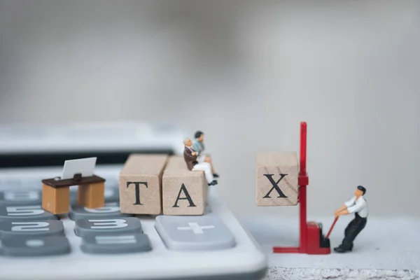 Personas Miniatura Hombre Negocios Sentarse Palabra Madera Tax Colocado Calculadora — Foto de Stock