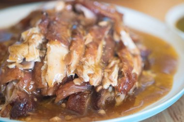 Restoranda yemek üzerinde lezzetli kızarmış ördek