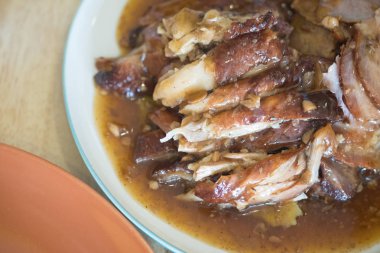 Restoranda yemek üzerinde lezzetli kızarmış ördek