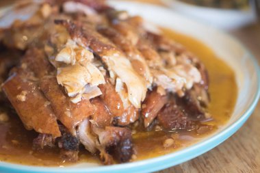 Restoranda yemek üzerinde lezzetli kızarmış ördek