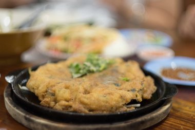 İstiridye omlet veya sıcak bir tavada servis Tay tarzında kızarmış midye.